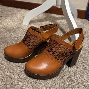 Elegant Tan Slingback Heeled Mules